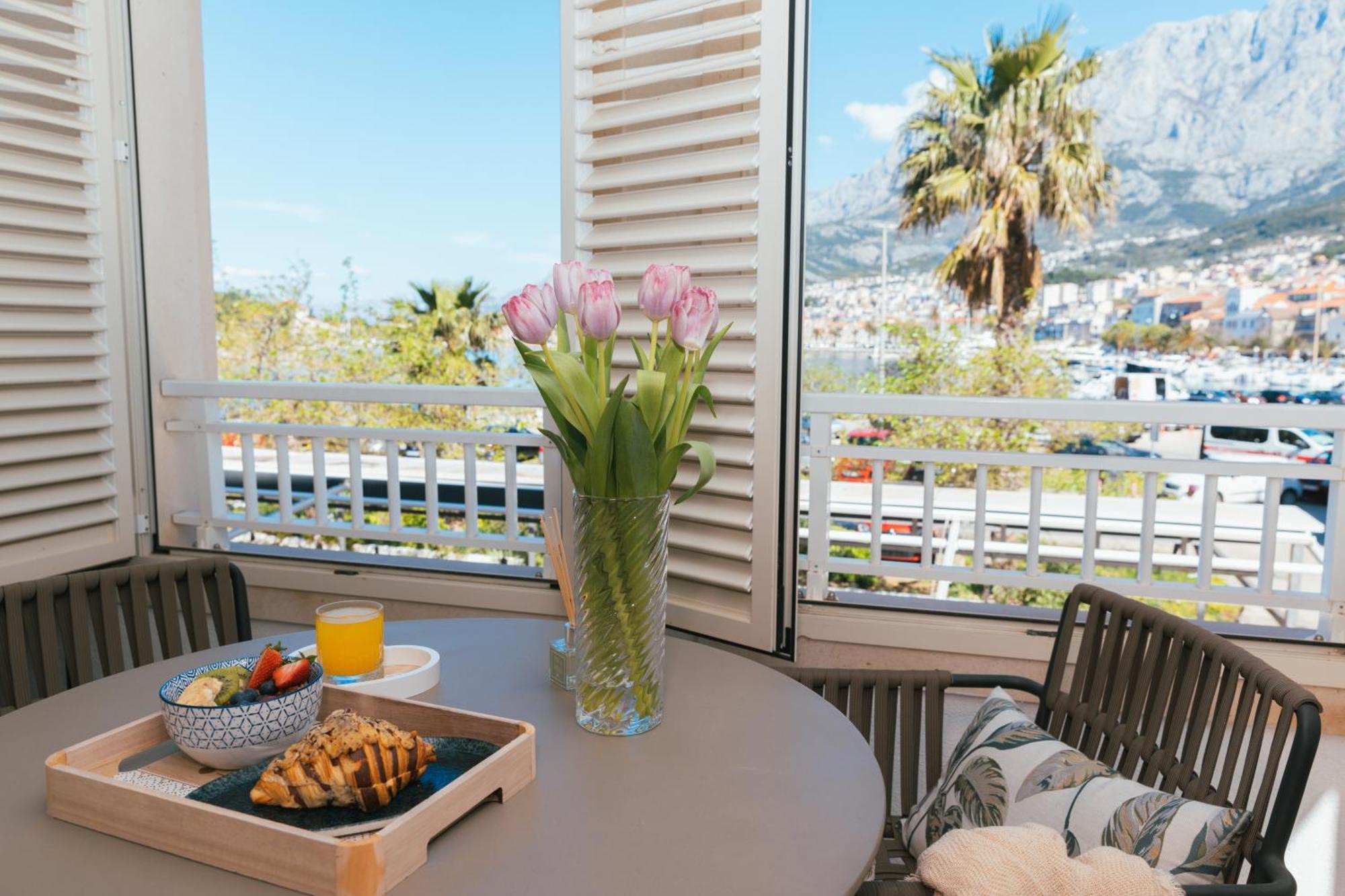 Apartment Bay *